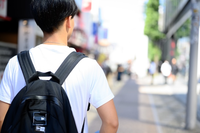 若い男性の後ろ姿　ポートレート